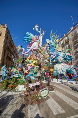 Valencia, İspanya - 19 Mart 2023. Las Fallas de Valencia 'da kalabalık, Falla Exposicio-Misser Masco. Sersem. Fallas 2023 özel ödülünün ilk kazanan eseri..