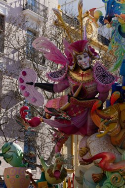 Valencia, İspanya - 19 Mart 2023. Las Fallas de Valencia 'daki kalabalık, Falla Exposicio-Misser Masco' nun detayları. Sersem. Fallas 2023 özel ödülünün ilk kazanan eseri..