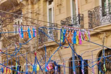 Piroteknikler Valencia 'daki Fallas Festivali' ndeki Mascleta gürültü selamı için çok sayıda havai fişek hazırlıyorlar..