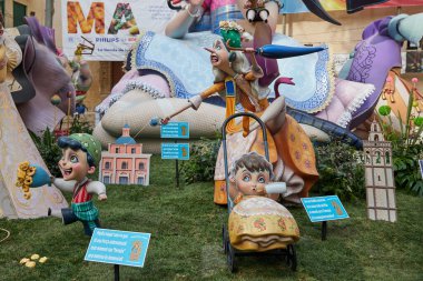 Valencia, İspanya - 17 Mart 2023. Las Fallas de Valencia, Plaza del Pilar 'da kalabalık var. Sersem. Fallas 2023 özel ödülünün ikinci kazananı. Sanatçı Paco Torres Josa 'dan hayatta kalacağız.