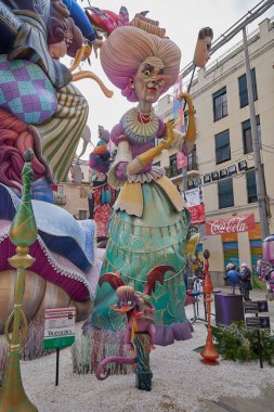 Valencia, İspanya - 17 Mart 2023. Las Fallas de Valencia, Plaza del Pilar 'da kalabalık var. Sersem. Fallas 2023 özel ödülünün ikinci kazananı. Sanatçı Paco Torres Josa 'dan hayatta kalacağız.