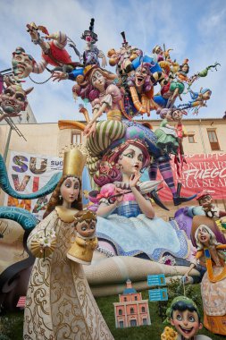 Valencia, İspanya - 17 Mart 2023. Las Fallas de Valencia, Plaza del Pilar 'da kalabalık var. Sersem. Fallas 2023 özel ödülünün ikinci kazananı. Sanatçı Paco Torres Josa 'dan hayatta kalacağız.