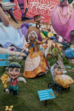 Valencia, İspanya - 17 Mart 2023. Las Fallas de Valencia, Plaza del Pilar 'da kalabalık var. Sersem. Fallas 2023 özel ödülünün ikinci kazananı. Sanatçı Paco Torres Josa 'dan hayatta kalacağız.