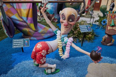 Valencia, İspanya - 17 Mart 2023. Las Fallas de Valencia, Plaza del Pilar 'da kalabalık var. Sersem. Fallas 2023 özel ödülünün ikinci kazananı. Sanatçı Paco Torres Josa 'dan hayatta kalacağız.
