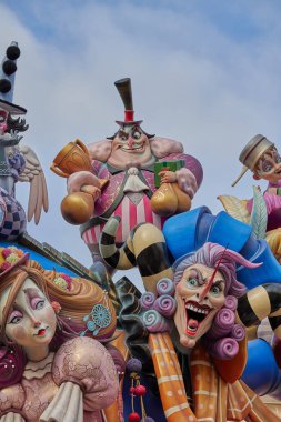 Valencia, İspanya - 17 Mart 2023. Las Fallas de Valencia, Plaza del Pilar 'da kalabalık var. Sersem. Fallas 2023 özel ödülünün ikinci kazananı. Sanatçı Paco Torres Josa 'dan hayatta kalacağız.