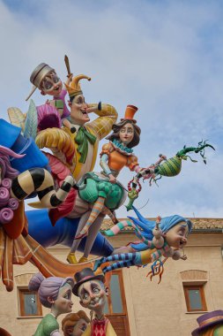 Valencia, İspanya - 17 Mart 2023. Las Fallas de Valencia, Plaza del Pilar 'da kalabalık var. Sersem. Fallas 2023 özel ödülünün ikinci kazananı. Sanatçı Paco Torres Josa 'dan hayatta kalacağız.