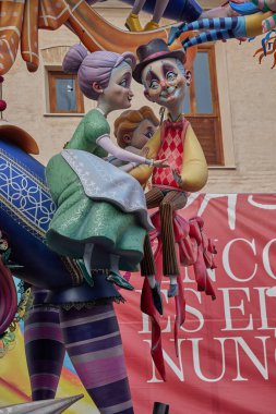 Valencia, İspanya - 17 Mart 2023. Las Fallas de Valencia, Plaza del Pilar 'da kalabalık var. Sersem. Fallas 2023 özel ödülünün ikinci kazananı. Sanatçı Paco Torres Josa 'dan hayatta kalacağız.