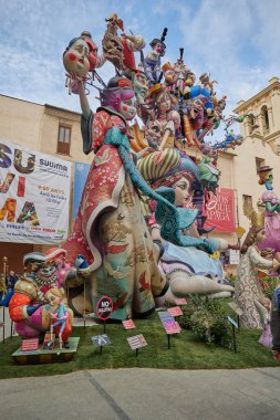Valencia, İspanya - 17 Mart 2023. Las Fallas de Valencia, Plaza del Pilar 'da kalabalık var. Sersem. Fallas 2023 özel ödülünün ikinci kazananı. Sanatçı Paco Torres Josa 'dan hayatta kalacağız.