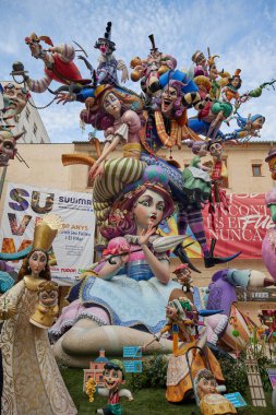 Valencia, İspanya - 17 Mart 2023. Las Fallas de Valencia, Plaza del Pilar 'da kalabalık var. Sersem. Fallas 2023 özel ödülünün ikinci kazananı. Sanatçı Paco Torres Josa 'dan hayatta kalacağız.