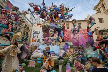Valencia, İspanya - 17 Mart 2023. Las Fallas de Valencia, Plaza del Pilar 'da kalabalık var. Sersem. Fallas 2023 özel ödülünün ikinci kazananı. Sanatçı Paco Torres Josa 'dan hayatta kalacağız.