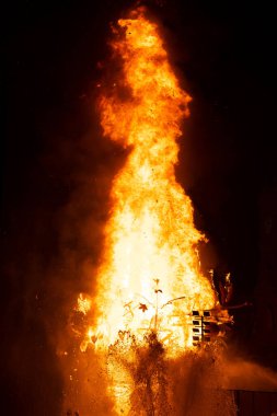 Valencia, İspanya - 19 Mart 2023. Valencia 'daki Las Fallas festivalinde figürlerin yakılması.