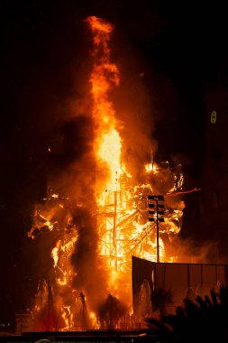 Valencia, İspanya - 19 Mart 2023. Valencia 'daki Las Fallas festivalinde figürlerin yakılması.