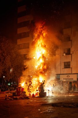 Valencia, İspanya - 19 Mart 2023. Valencia 'daki Las Fallas festivalinde figürlerin yakılması.