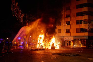 Valencia, İspanya - 19 Mart 2023. Valencia 'daki Las Fallas festivalinde figürlerin yakılması. İtfaiyeci güvenliği denetliyor..