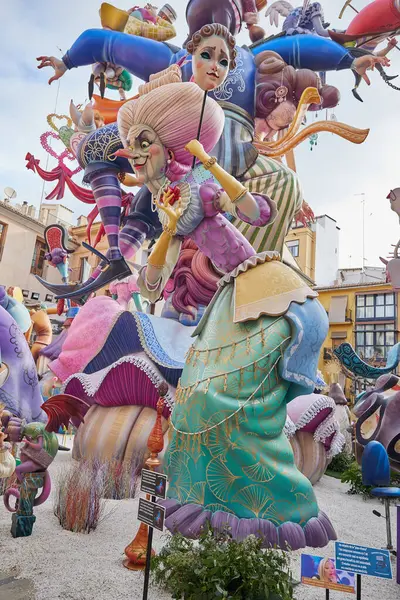 Valencia, İspanya - 17 Mart 2023. Las Fallas de Valencia, Plaza del Pilar 'da kalabalık var. Sersem. Fallas 2023 özel ödülünün ikinci kazananı. Sanatçı Paco Torres Josa 'dan hayatta kalacağız.