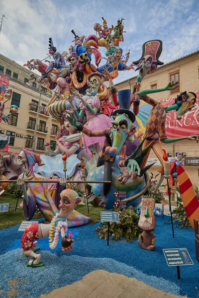 Valencia, İspanya - 17 Mart 2023. Las Fallas de Valencia, Plaza del Pilar 'da kalabalık var. Sersem. Fallas 2023 özel ödülünün ikinci kazananı. Sanatçı Paco Torres Josa 'dan hayatta kalacağız.