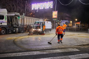 Valencia, İspanya - 19 Mart 2023: Temizlik servisi festivalden sonra sokağı temizliyor