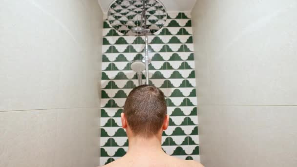 Schulterhohe Rückansicht Eines Mannes Beim Duschen Ein Mann Steht Unter — Stockvideo