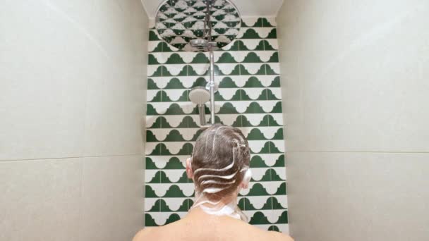 肩膀高的后视镜一个男人在洗澡 淋浴间里的一个男人洗掉了洗发水 — 图库视频影像