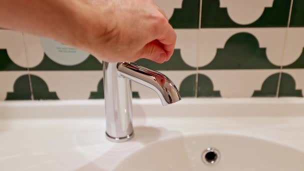 Mano Hombre Abre Grifo Baño Lava Las Manos Delante Cámara — Vídeos de Stock