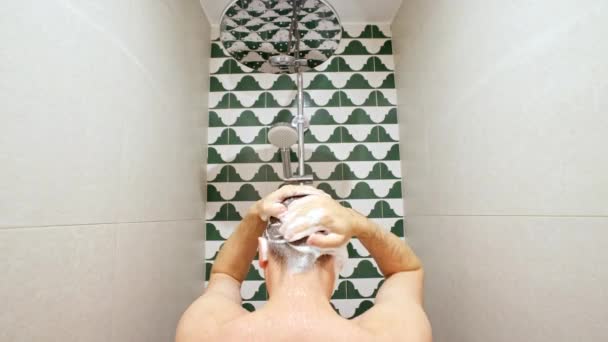 Duş Alan Bir Adamın Omuz Hizasında Dikiz Aynası Saçını Şampuanla — Stok video