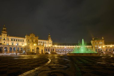 Yağmurdan sonra Plaza de Espana 'nın gece manzarası. Sevilla, İspanya.