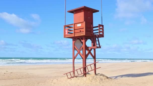 Torre Salva Vidas Madeira Vermelha Escura Praia Areia Vazia Praia — Vídeo de Stock