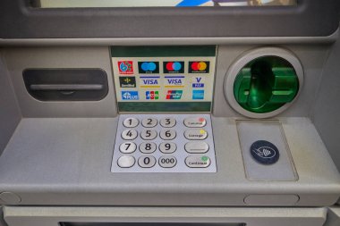Sevilla, İspanya - 04 Ocak 2024: ATM makinesinin klavyesine yakın çekim