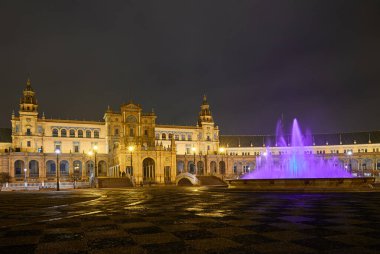 Yağmurdan sonra Plaza de Espana 'nın gece manzarası. Sevilla, İspanya.