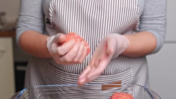 Der Koch Bereitet Frikadellen Aus Hackfleisch Zubereitung Von Hausgemachten Frikadellen — Stockvideo