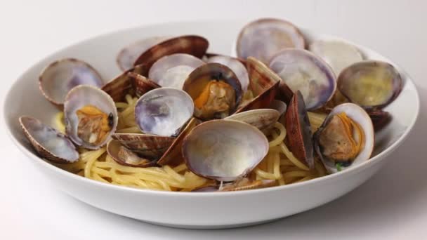 イタリア料理のスパゲッティ アール ボンゴールとのプレートのクローズアップ 360回転する — ストック動画