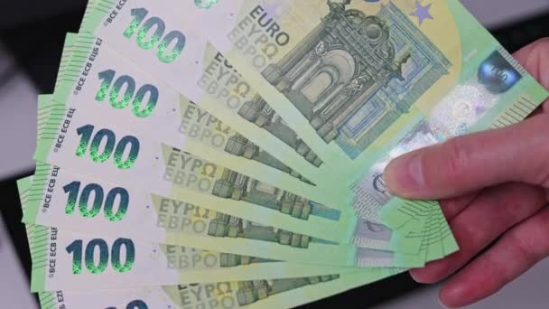 Blisko Żeńskich Rąk Znajduje Się Fan 100 Banknotów Euro Kupa — Wideo stockowe