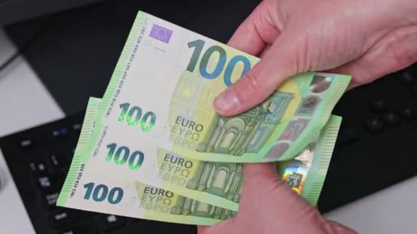 Крупный План Женских Рук Счетом 100 Евро — стоковое видео