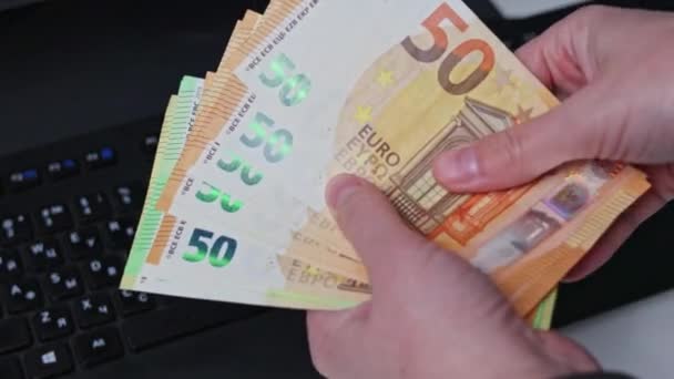 Close Van Vrouwelijke Handen Houdt Fan Van Eurobiljetten Een Stapel — Stockvideo