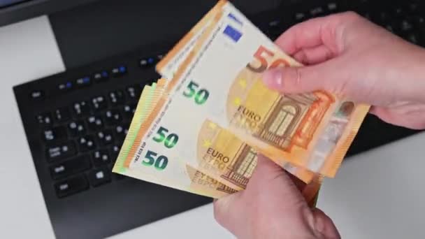 女性手拉手数着不同的欧元钞票 — 图库视频影像