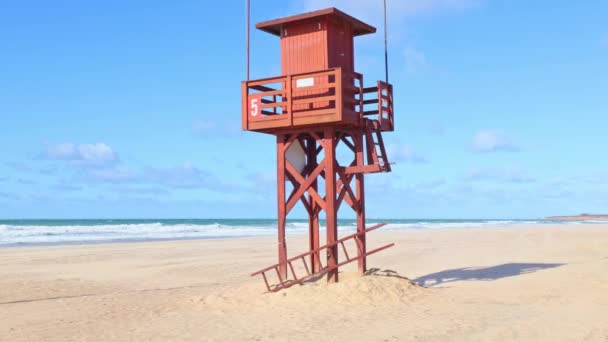 Koyu Kırmızı Ahşap Cankurtaran Kulesi Deniz Kenarında Boş Kumlu Plaj — Stok video