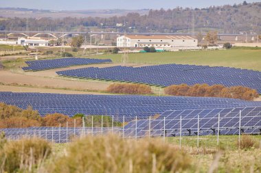 Temiz ekolojik elektrik enerjisi üretmek için sıra sıra güneş panelleri olan elektrik santrali. Sıfır emisyonlu yenilenebilir elektrik.