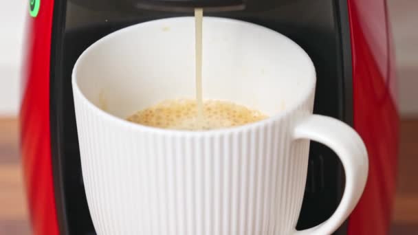 Aroma Kaffee Aus Der Automatischen Kaffeemaschine Die Kaffeemaschine Gießt Reichlich — Stockvideo