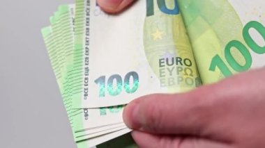 100 Euro 'luk banknotlar sayan kadınların ellerini kapatın.