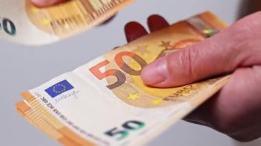 50 Euro 'luk banknotları sayarak kadınların ellerini kapat.