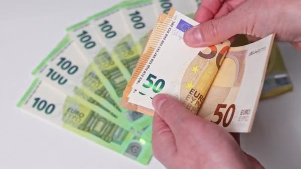 Κλείσιμο Γυναικείων Χεριών Και Καταμέτρηση Χαρτονομισμάτων Ευρώ — Αρχείο Βίντεο
