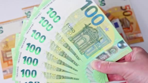 Primer Plano Las Manos Femeninas Tiene Ventilador Billetes 100 Euros — Vídeo de stock