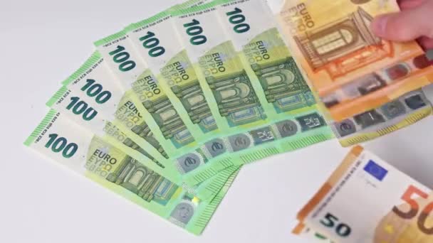 Close Das Mãos Mulher Jogando Notas Euro Mesa — Vídeo de Stock