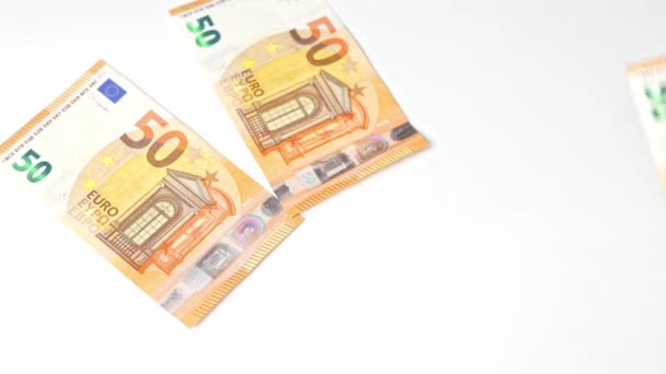 Közelkép Egy Kezéről Amint Eurós Bankjegyeket Dob Asztalra — Stock videók