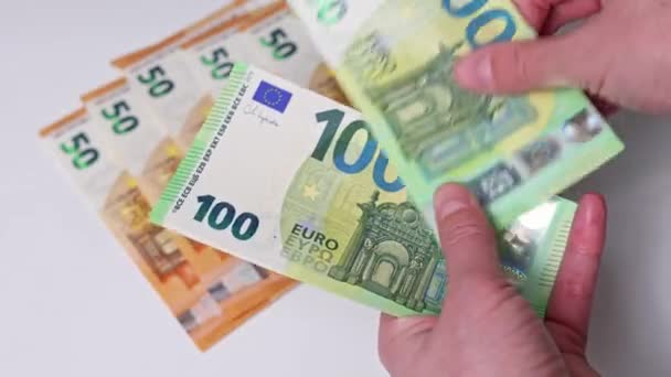 Close Mãos Femininas Contando 100 Notas Euro — Vídeo de Stock