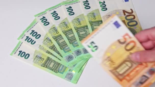 Primer Plano Las Manos Mujer Lanzando Billetes Euros Sobre Mesa — Vídeo de stock