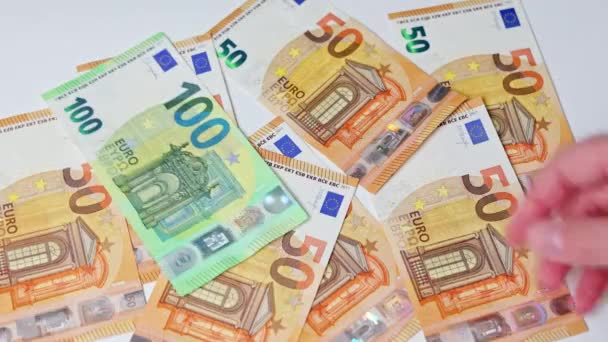 Close Das Mãos Mulher Jogando 100 Notas Euro Mesa — Vídeo de Stock