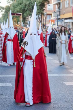 Valencia, İspanya - 7 Nisan 2023: Sokaktaki Kutsal Hafta Geçit Töreni sırasında Kardeşlik Hıristiyanları Grubu