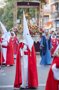 Valencia, İspanya - 7 Nisan 2023: Sokaktaki Kutsal Hafta Geçit Töreni sırasında Kardeşlik Hıristiyanları Grubu