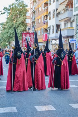 Valencia, İspanya - 7 Nisan 2023: Sokaktaki Kutsal Hafta Geçit Töreni sırasında Kardeşlik Hıristiyanları Grubu